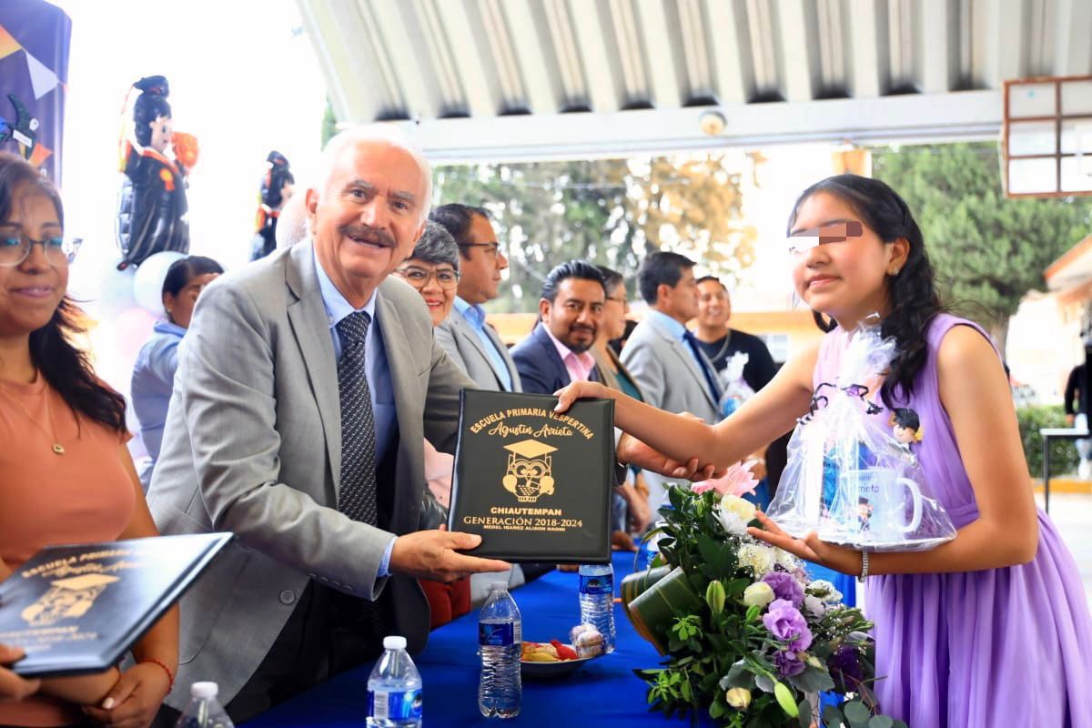 Asiste Gustavo Jiménez Romero, alcalde de Chiautempan, a la graduación de los alumnos de la primaria Agustín Arrieta